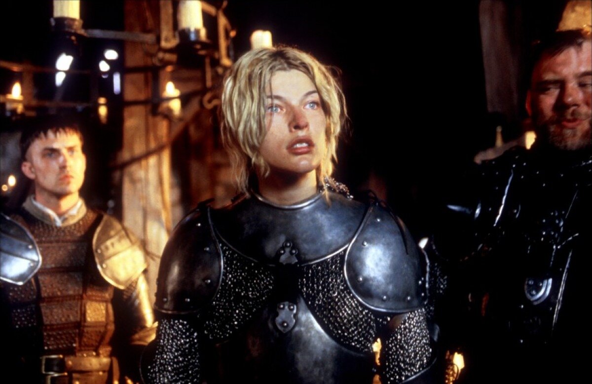 Актриса Мила Йовович, в роли Жанны Дарк, в фильме "Жанна Дарк", изображение взято с открытого источника в интернет, с сайта:http://www.filmz.ru/photos/53153/full/