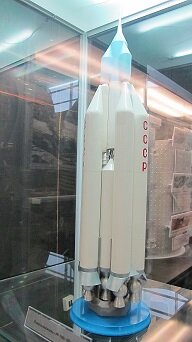 Уменьшенная модель ракеты УР-700