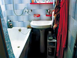  
 Стандартная ванная комната в доме типовой застройки 
