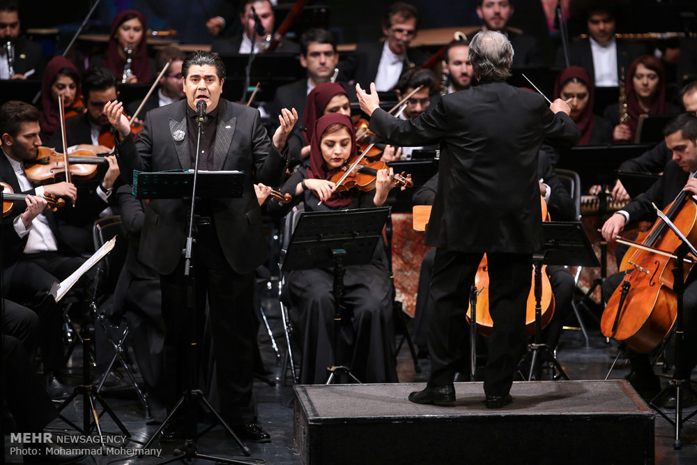 А в таком составе оркестр выступал в Питере, с тенором