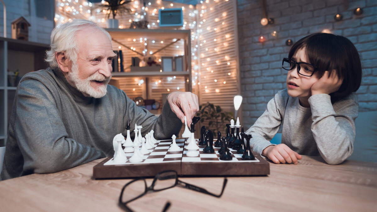 Дед с внуком играют в шашки. Дед играет в шахматы. Дедушка с шахматами. Дед и внук играют в шахматы. Дед и внук шахматы фотосессия.
