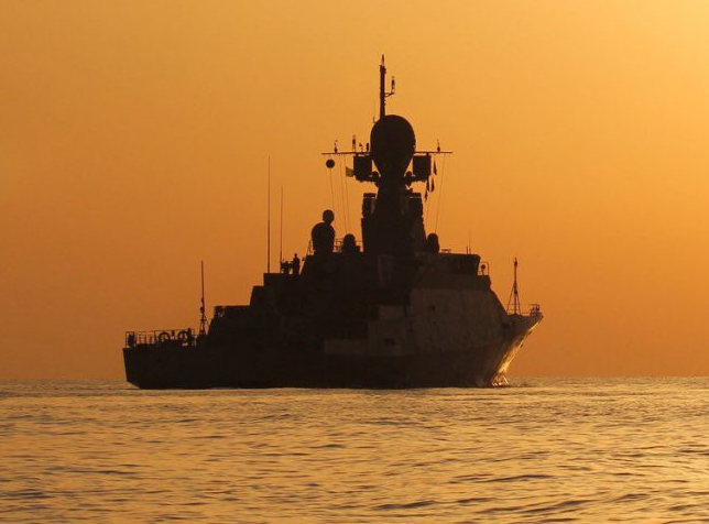 Новейший МРК ВМФ РФ "Вышний Волочек" на фоне заката