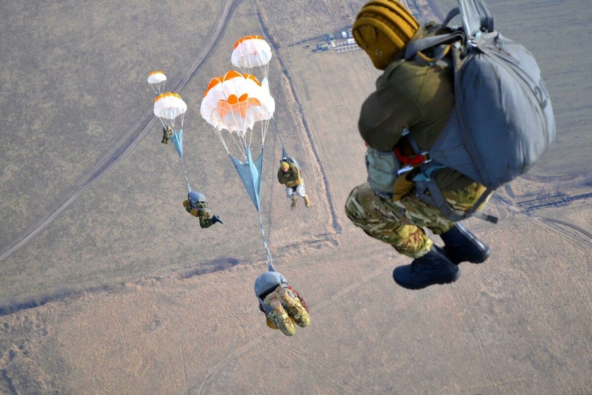 как правильно прыгать с парашютом в пабг фото 54