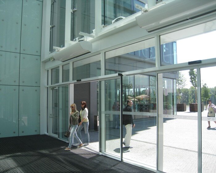 Воздушно-тепловые завесы сохраняют тепло (или прохладу) в помещениях с большим количеством посетителей.