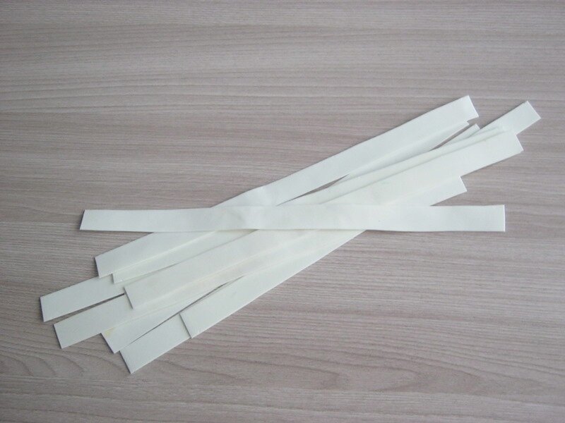 Берем иранский фоамиран белого цвета 1 см и нарезаем полоски шириной 1-1,5 см. Длина полоски зависит от выбранного вами размера. Полоски длинные 6 штук и 24 штуки полоски на половину короче длинных.