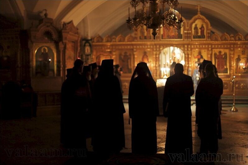 «Христос рождается, славите!» – настал праздник Вхождения во храм Приснодевы Марии. Это событие, как и почти вся жизнь Богородицы, отмечено в Евангелии лишь многозначительным молчанием. Ибо Сама Пречистая – есть откровение Небесных Таин, созерцаемое в тишине молящегося и плачущего сердца.