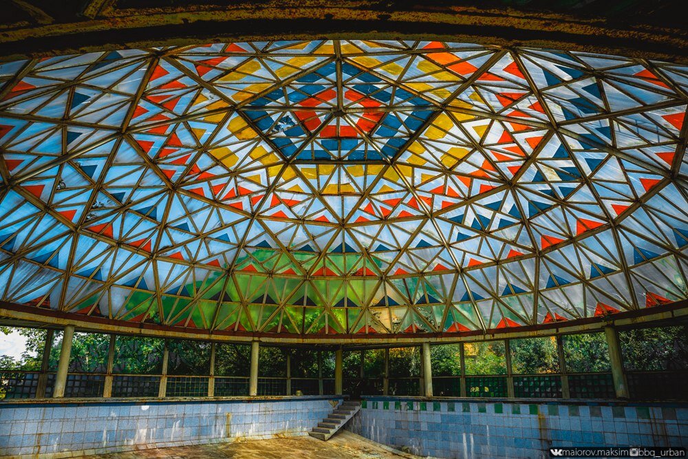 Узловский заброшенный бассейн. Заброшенный бассейн с куполом. Заброшенный бассейн с куполом. Заброшенный бассейн в федоровке. Заброшенный бассейн в федоровке.