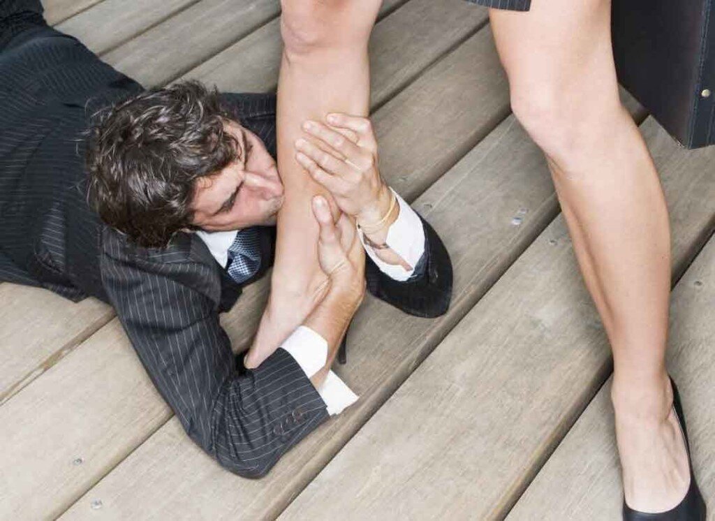 Муж целует ноги жене