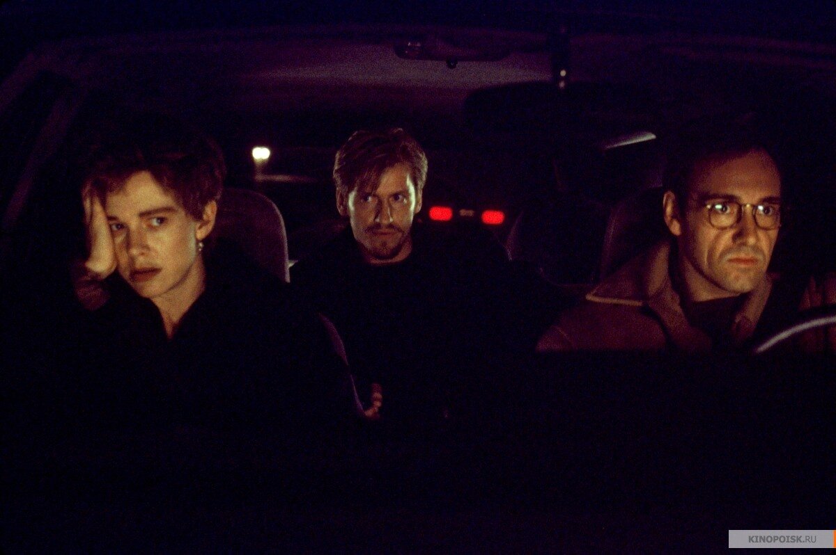 Команде Теда Демми удалось снять превосходную рождественскую комедию с замечательными актерами и запоминающимися гэгами. Супруги весь фильм ссорятся, нередко делая уколы ниже пояса и не боясь щекотливых тем. Гас, сам того не замечая, углубляется в семейную войну сильнее чем российское кино в нечистоты, пытаясь как-то урегулировать конфликт. Предыдущие попытки заставить Шоссёров молчать, конечно, ни к чему не привели. И невезучий домушник будет вынужден варится в этом котле семейной идиллии, пока его не обременённый интеллектом приятель занят поисками транспорта для побега. А добавят иронии и юмора шеф полиции с целым штатом идиотов на зарплате. 