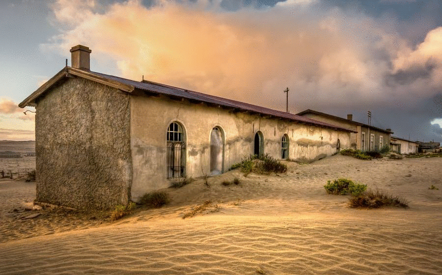 Когда то богатый город охотников за алмазами. Теперь город-призрак.  