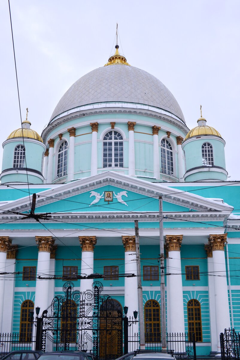 Да простят нас читатели, не было у нас возможности захватить собор крупным планом — позади дорога, впереди забор.