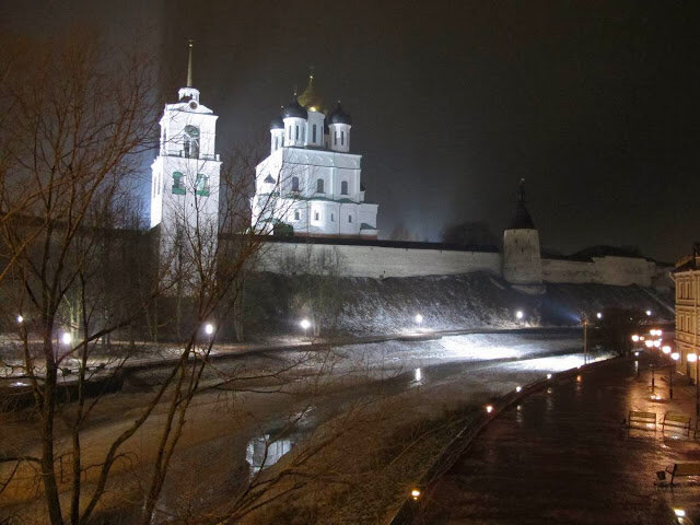 Псковский кремль ночью фото