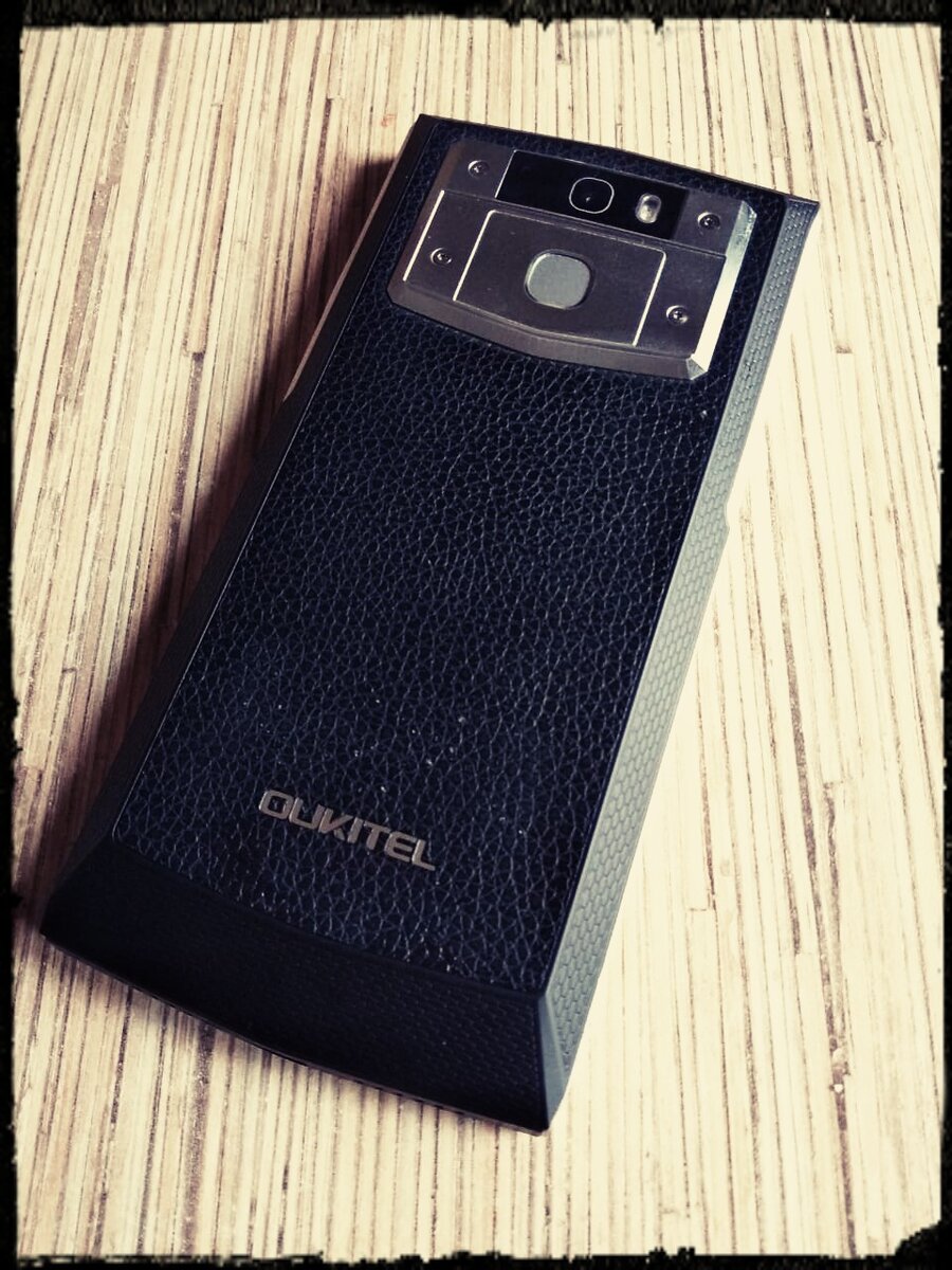 Внешне дизайн отдаленно напоминает Vertu