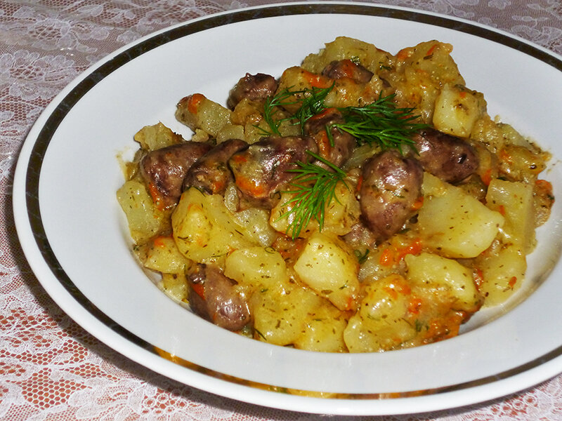 Сердечки в мультиварке. Куриные сердечки с картошкой. Куриные сердца с картошкой. Тушёные сердечки куриные с картошкой. Тушеная картошка с сердечками.