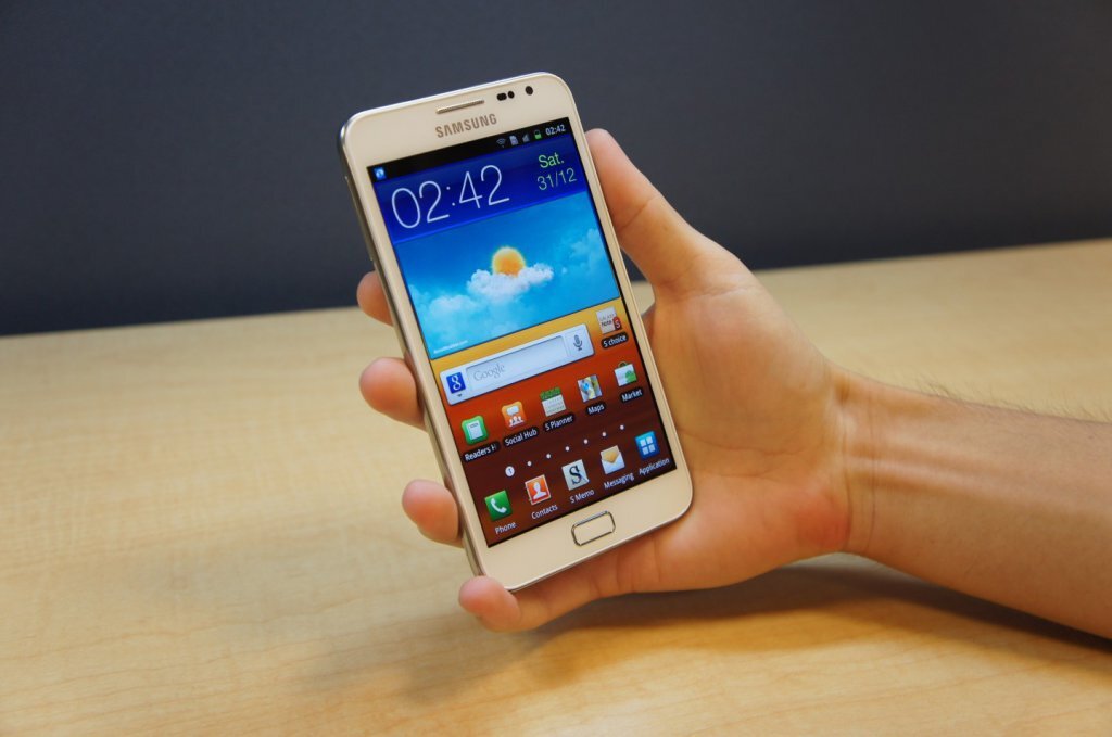 А вот так первый фаблет от Samsung лежит в руке...