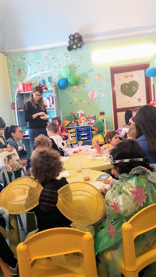 Сегодня в садике устроили праздник, дети пришли в костюмах и ели сладости 