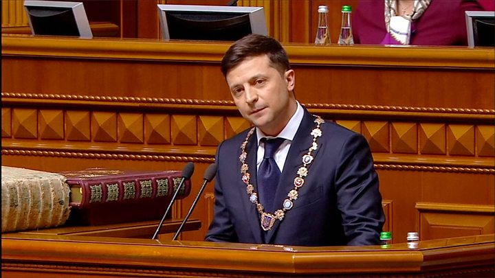 Владимир Зеленский официально считается президентом своей страны, в подтверждение этому, ему вручили официальный символ власти Украины, состоящий булавы, орденской цепи и гербовой печати.