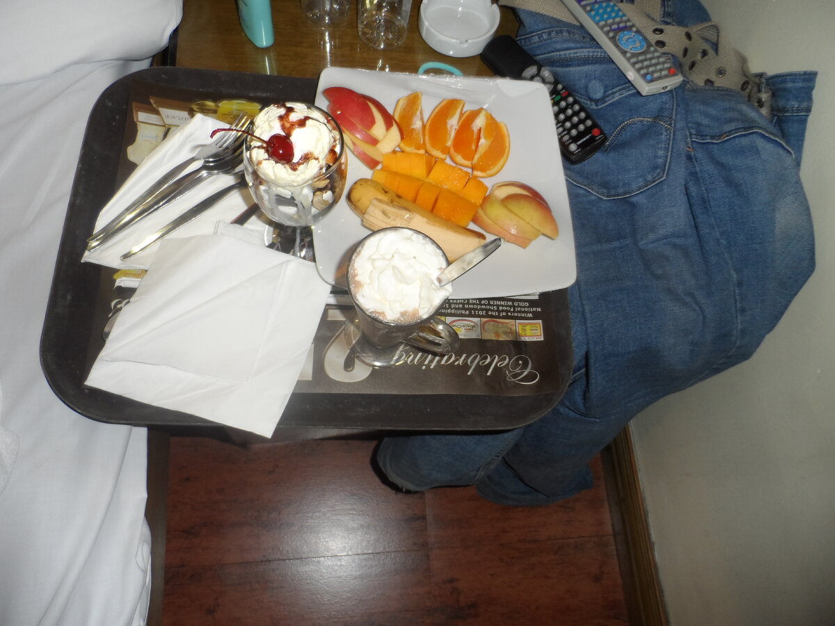 Примерно так выглядела еда. Фотографии курьера нет :-)