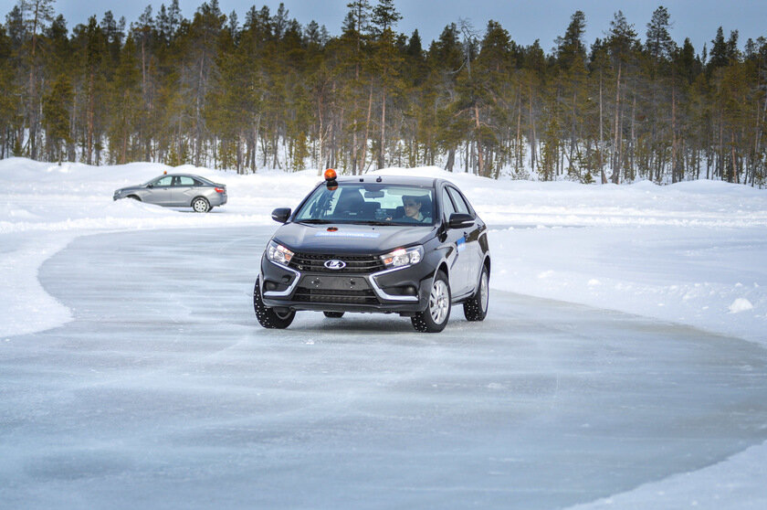  В конце 2015 года шинная компания Nokian закупила несколько седанов Lada Vesta для тестов резины.