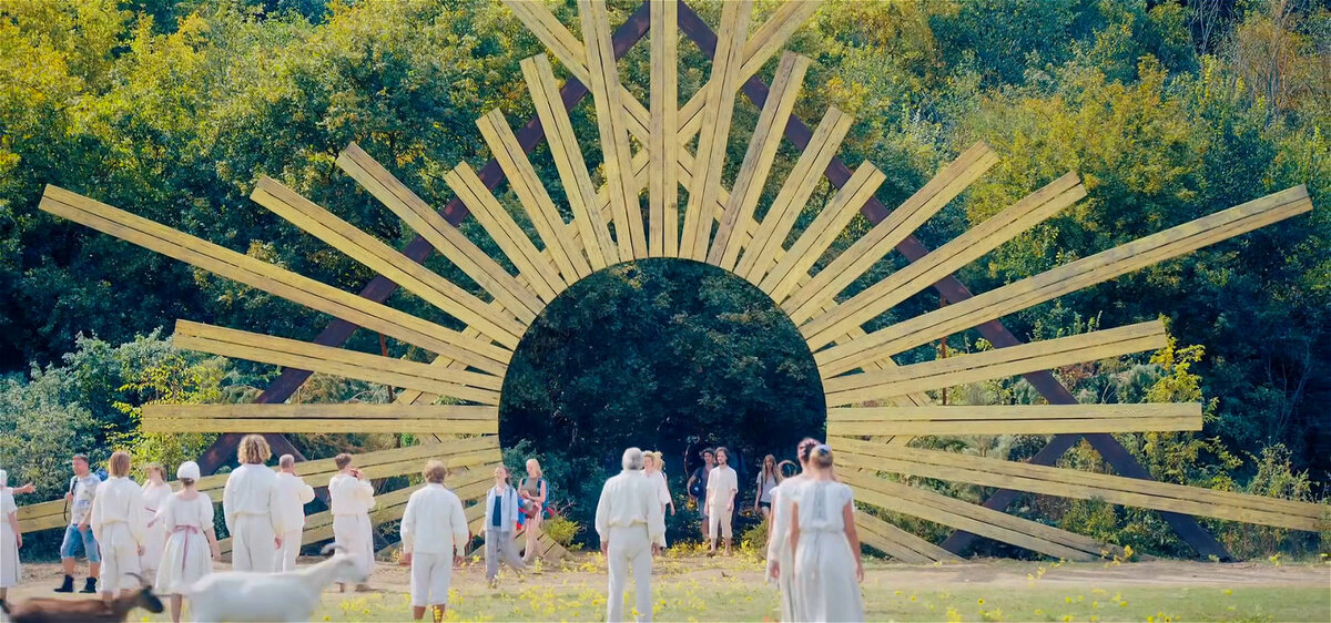 Кадр из фильма Солнцестояние / Midsommar (2019)