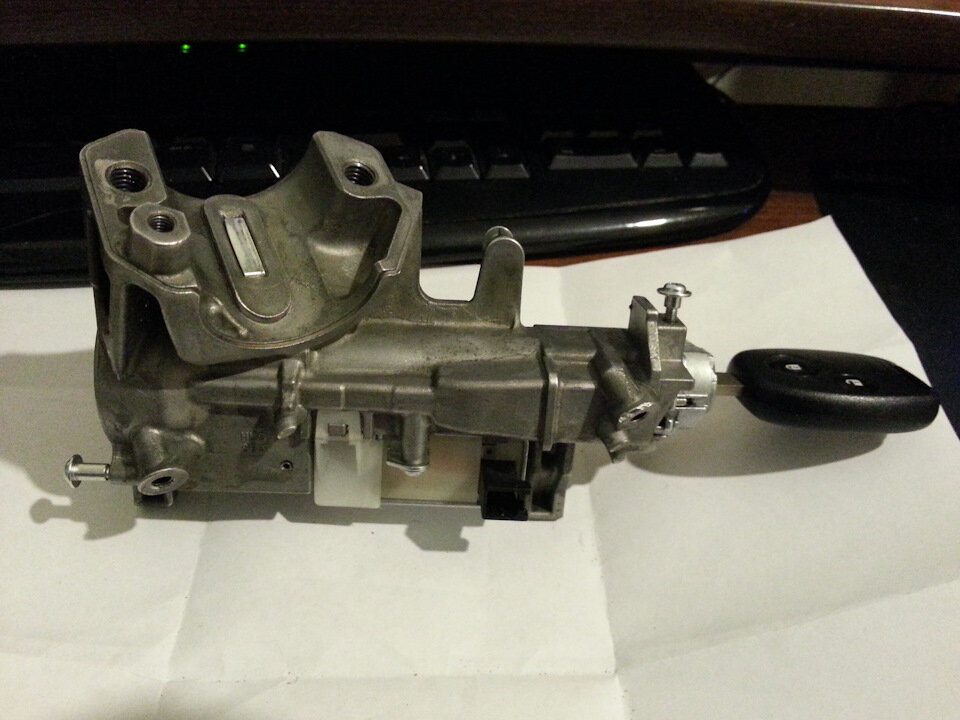 вот снятый замок зажигания, на противоположной стороне от ключа находиться коробочка с контактами