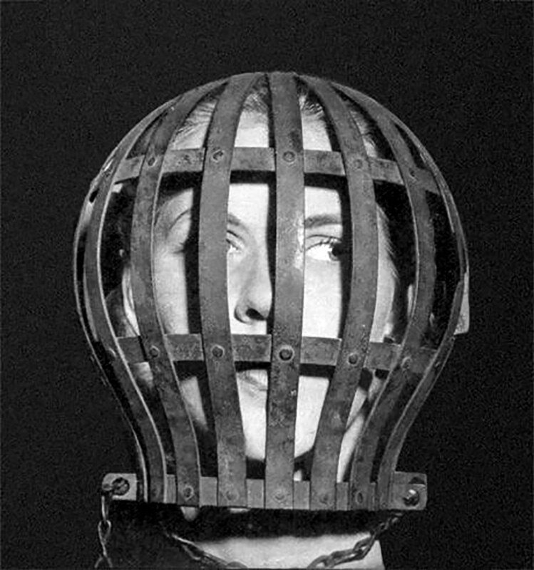  Перед вами — не иллюстрация к роману Дюма «Железная маска». В нашей традиционной ночной рубрике «Картинка дня» — средство защиты душевнобольного в британском сумасшедшем доме в 1950-х годах.