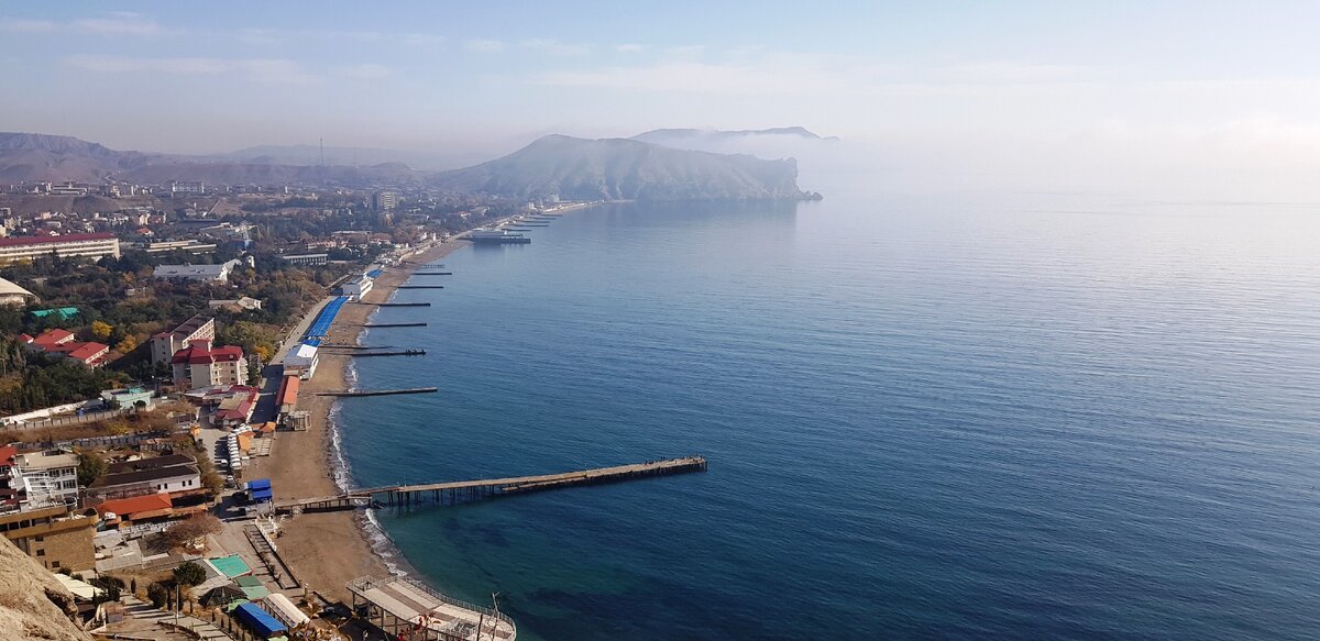 В "несезон" пляжи пустынны и так приятно прогуляться по ним.