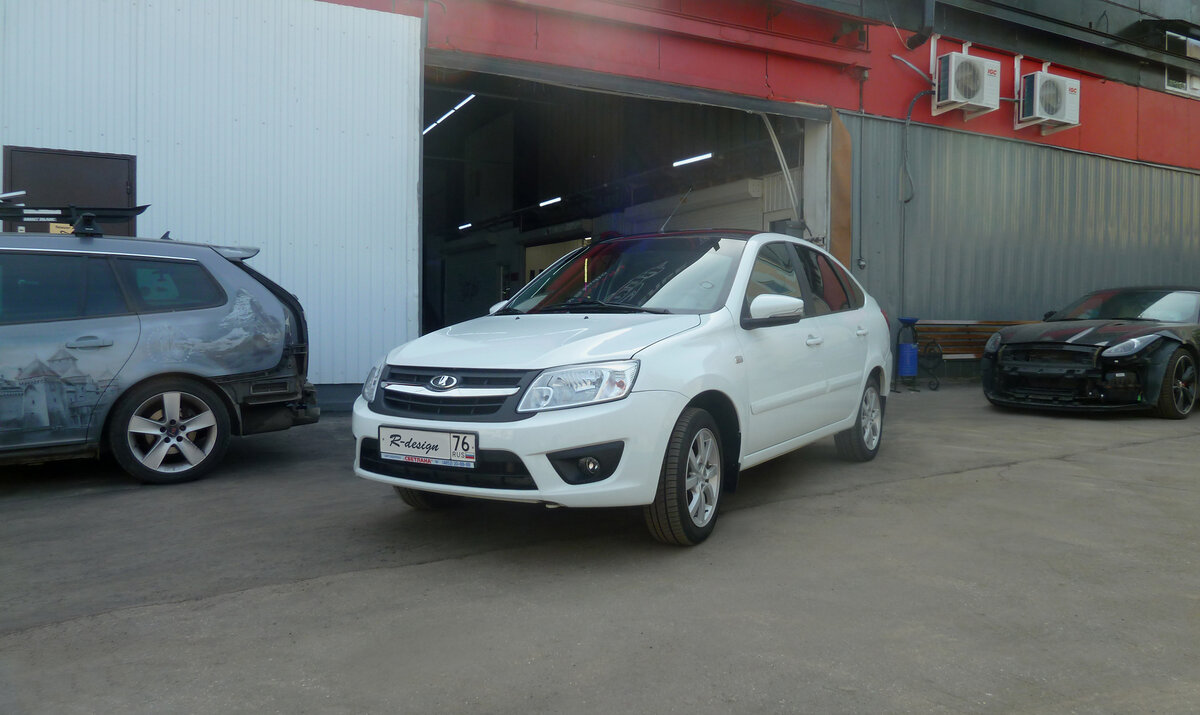 Гранта лифтбек,вид спереди.