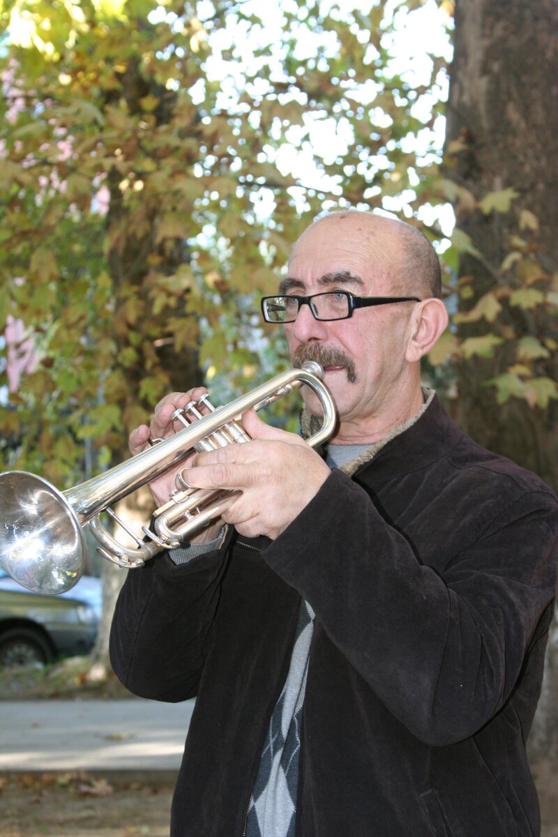 Уже шестьдесят четыре года Энвер "дует в трубу"