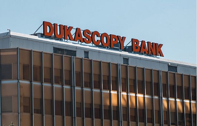 Штаб-квартира компании расположена в Женеве, Швейцария. Dukascopy Bank также имеет офисы в Риге, Киеве, Москве, Куала-Лумпуре, Гонконге, Шанхае, Дубае и Токио. В компании работает более 300 сотрудников