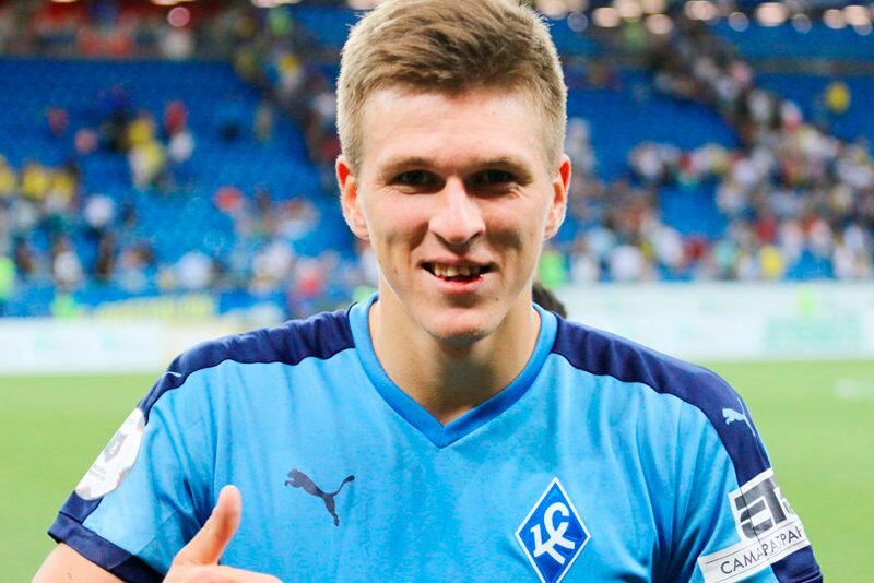 Александр Соболев 22 года рост195 см молодежная сборная России выступает    Крылья Советов 10 голов 16 матчей. Открытие этого чемпионата .