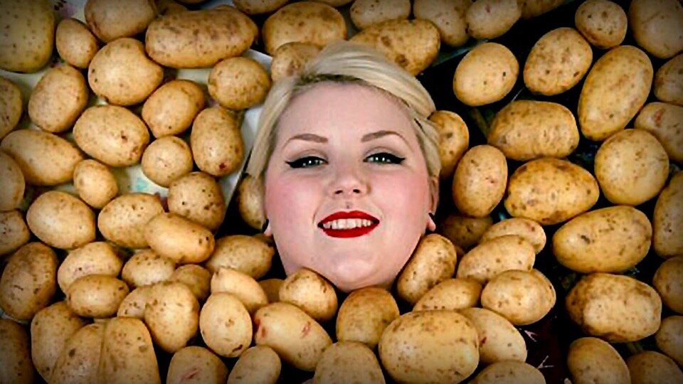 Приму картошку. Женщина картошка. Девушки на картошке красивые. Картофельная баба женщина. Девушка ест картошку.