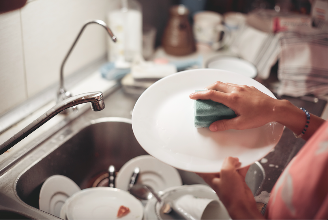 Helen wash the dishes for fifteen minutes. Мытье посуды. Мойка посуды. Ополаскивание посуды. Мойка посуды руками.