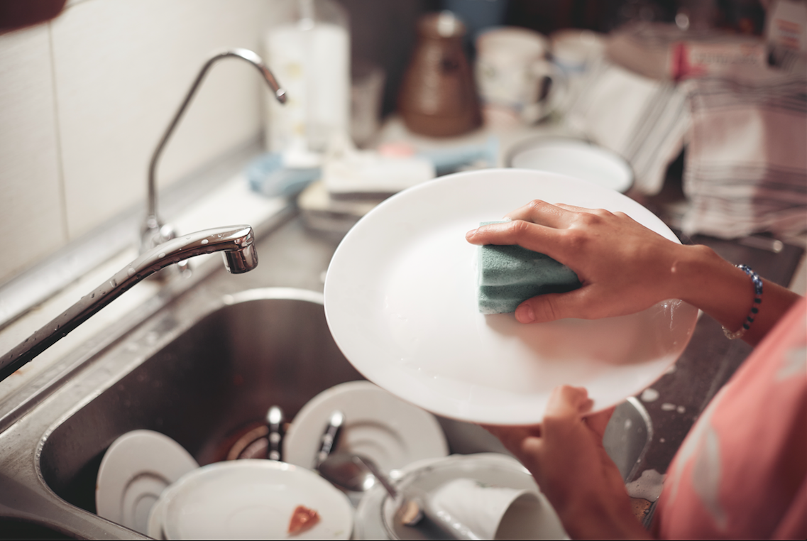 They already wash the dishes. Мытье посуды. Мойка посуды. Раковина для мытья посуды. Ополаскивание посуды.