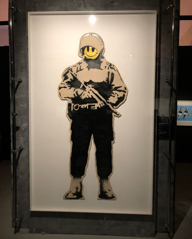 "Улыбающийся коп" из-за того, что ранее Бэнкси становился объектом преследования, у него есть целая серия работ, высмеивающая сотрудников полиции.