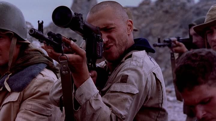 Кадр из сюжета в "9-ой роте", где показан "диалог" моджахедов и советских десантников, предложивших "... мелодию группы AC/DC"