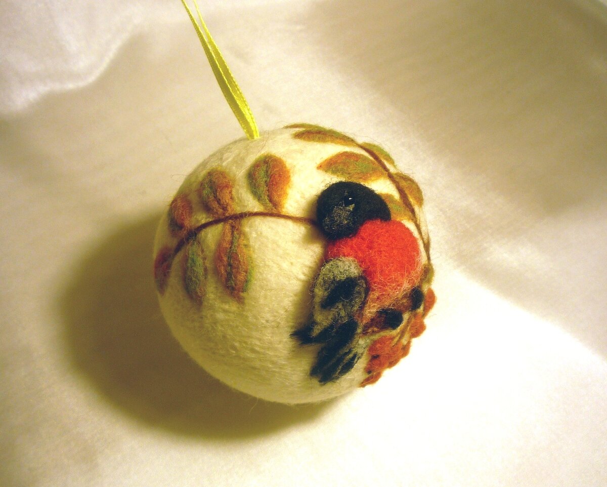 Моя работа. Елочный шар "Снегирек"