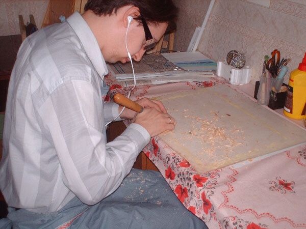 Александр Романов за работой http://rezbaderevo.ru/ni-o-chyom-konkretnom-i-srazu-obo-vsyom