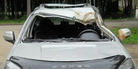 Целыми в машине остались только капот и крышка багажника.