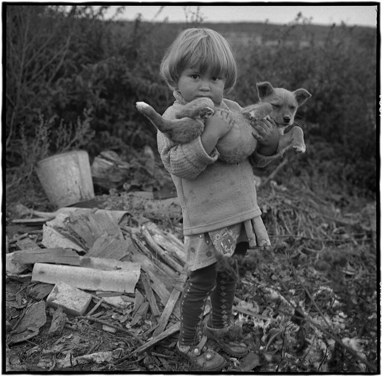 Советских мало. Олег Виденин фотограф. Советские дети черно белые. Маленькая Советская девочка. Девочки черно белое фотографий СССР.