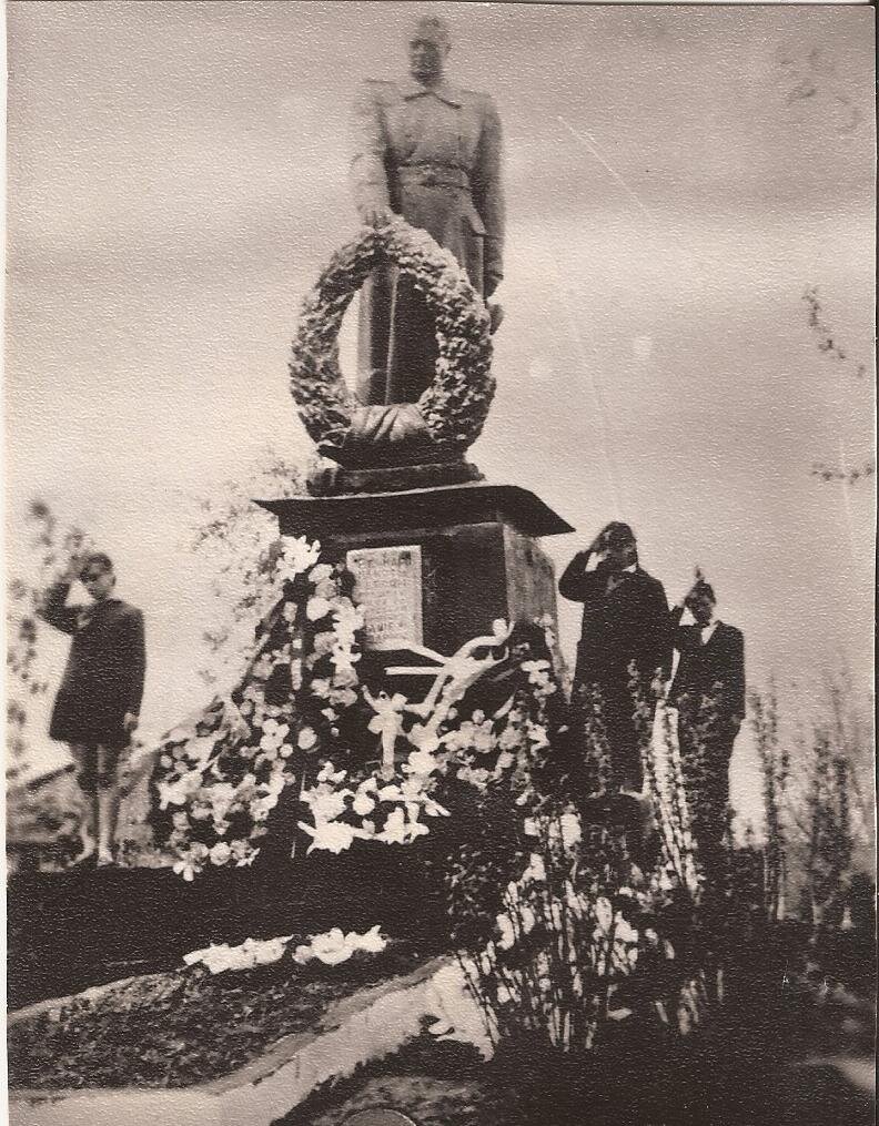 Памятник в пгт Борки (Нововодолажский район)