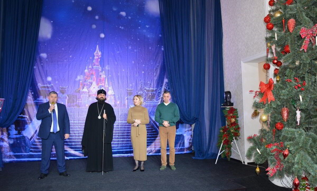 В тот же день Архипастырь открыл Рождественскую елку в Нальчике для детей сотрудников правоохранительных органов, погибших при исполнении служебных обязанностей в городе Нальчик.