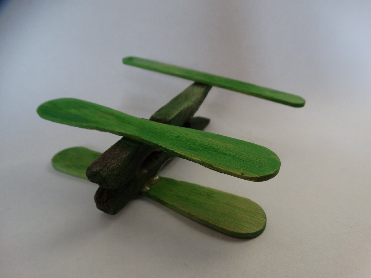 Самолётик из прищепки и палочек от мороженого.