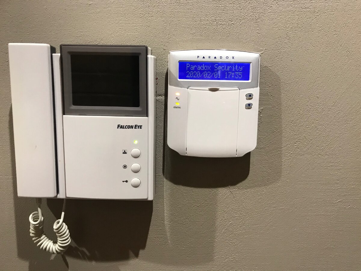 Домофон и сигнализация - основные элементы умного дома.