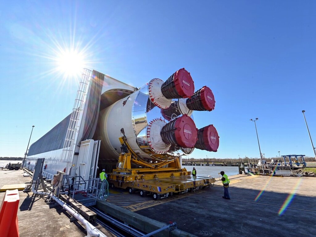 Погрузка ступени SLS на баржу, для транспортировки по воде