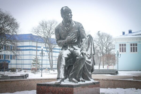 Памятник на площади им. П.И. Чайковского перед КСЦ «Гидростроитель»