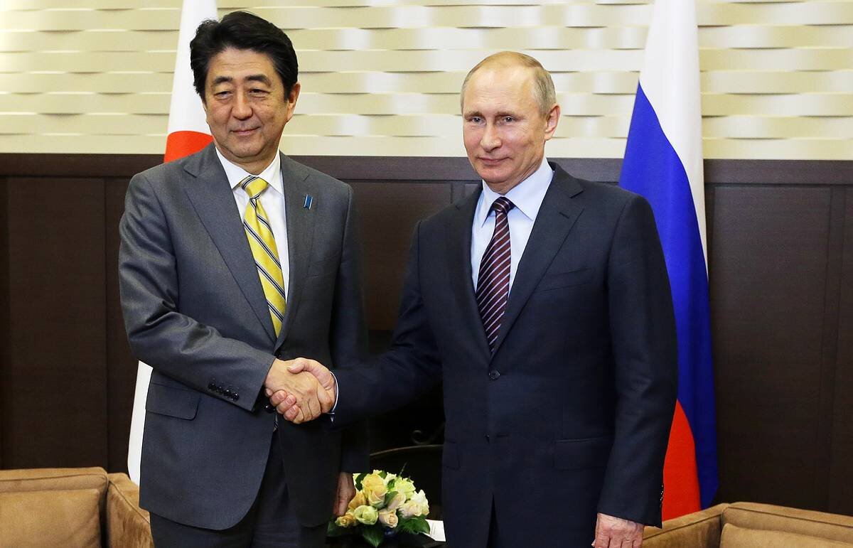 Премьер Японии на встрече с Путиным поднимает территориальный вопрос.