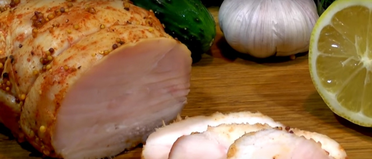 Куриный рулет как замена колбасе, быстрый рецепт.