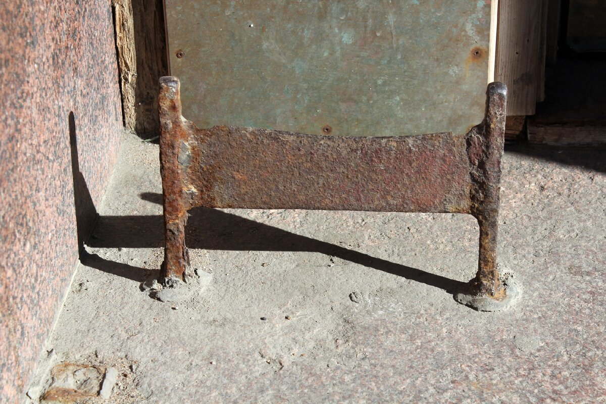 Декроттуар у дома № 4 по Гороховой улице (Доходный дом страхового общества "Саламандра", 1908-1909 г.)