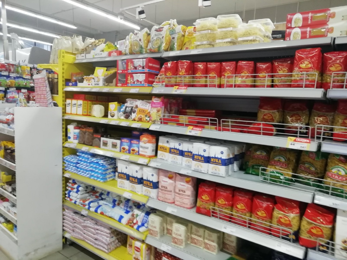Полки магазина "Пятерочка" в Санкт-Петербурге